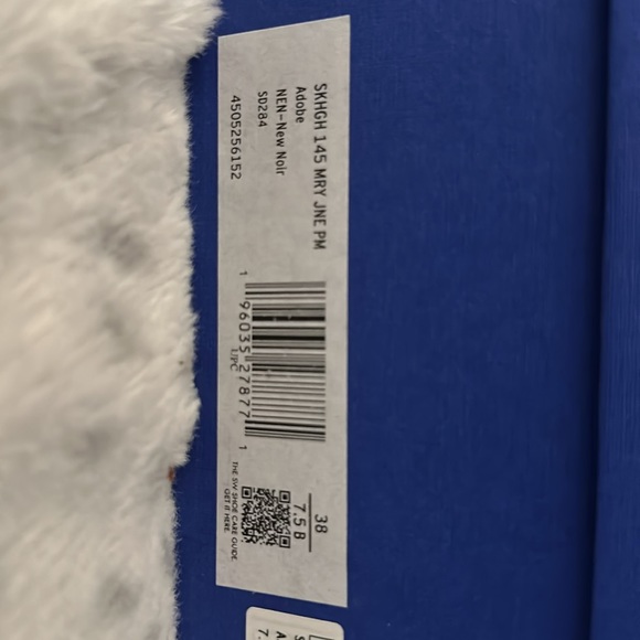 Brand new! Stuart Weitzman metallic Mary Jane platforms. Size US 7 1/2. - Picture 6 of 10